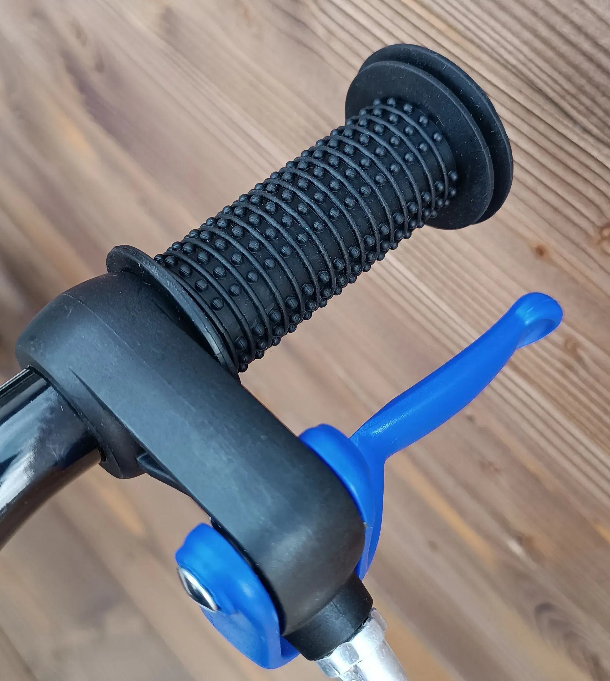 Bicicleta cu roti ajutatoare Capriolo Mustang black blue red